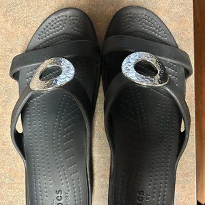 Crocs Sanrah Flip Wedge Sandal Black w Silver Medallion Size 9